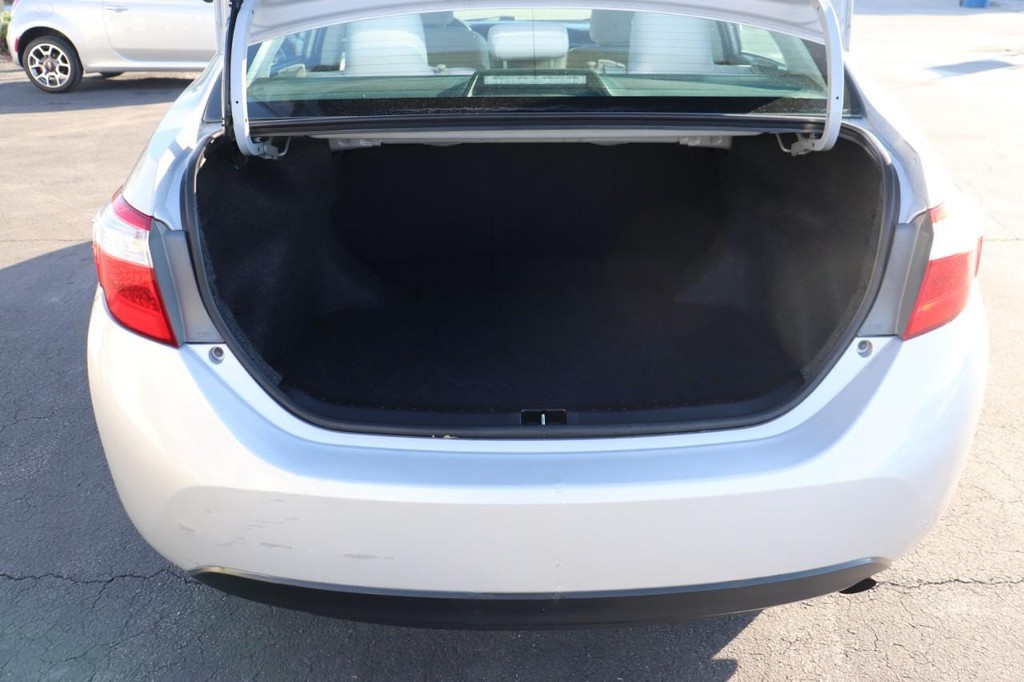 Toyota Corolla Vehicle Full-screen Gallery Image 17