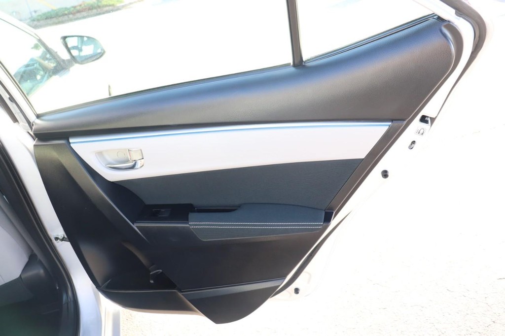 Toyota Corolla Vehicle Full-screen Gallery Image 18