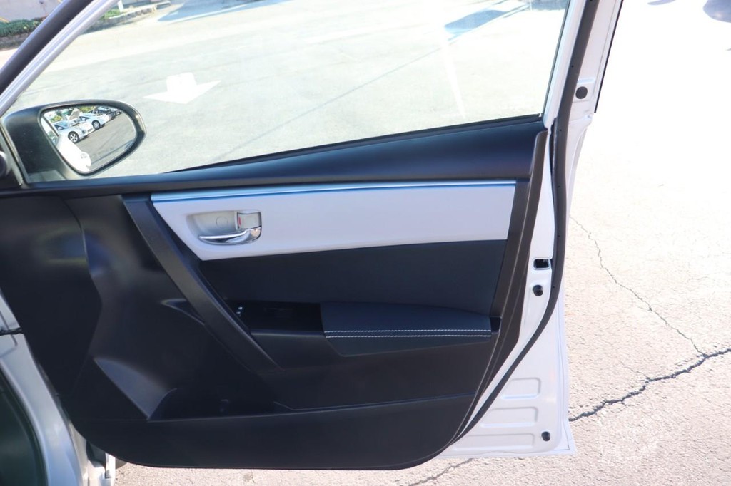 Toyota Corolla Vehicle Full-screen Gallery Image 21