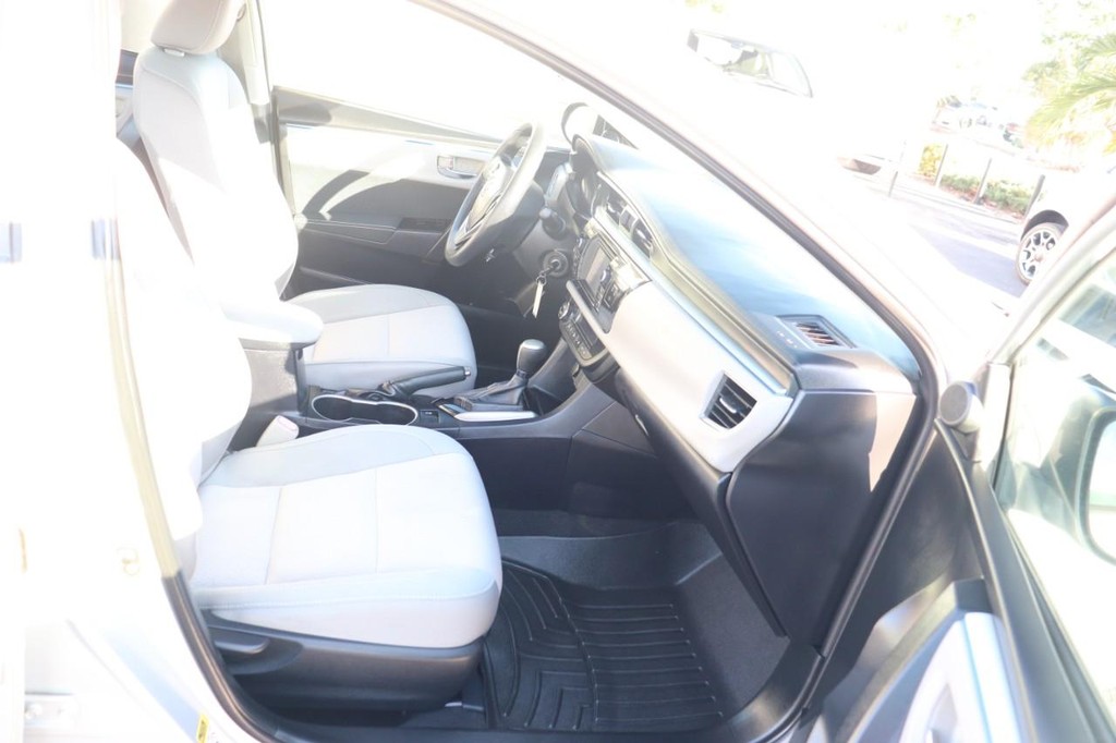 Toyota Corolla Vehicle Full-screen Gallery Image 22