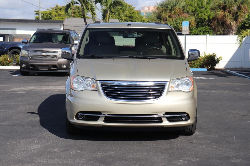 Chrysler Town & Country Vehicle Full-screen Gallery Image 02