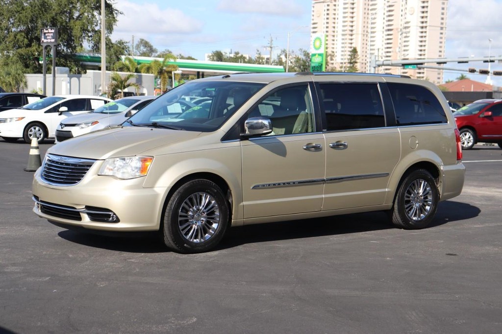 Chrysler Town & Country Vehicle Full-screen Gallery Image 03