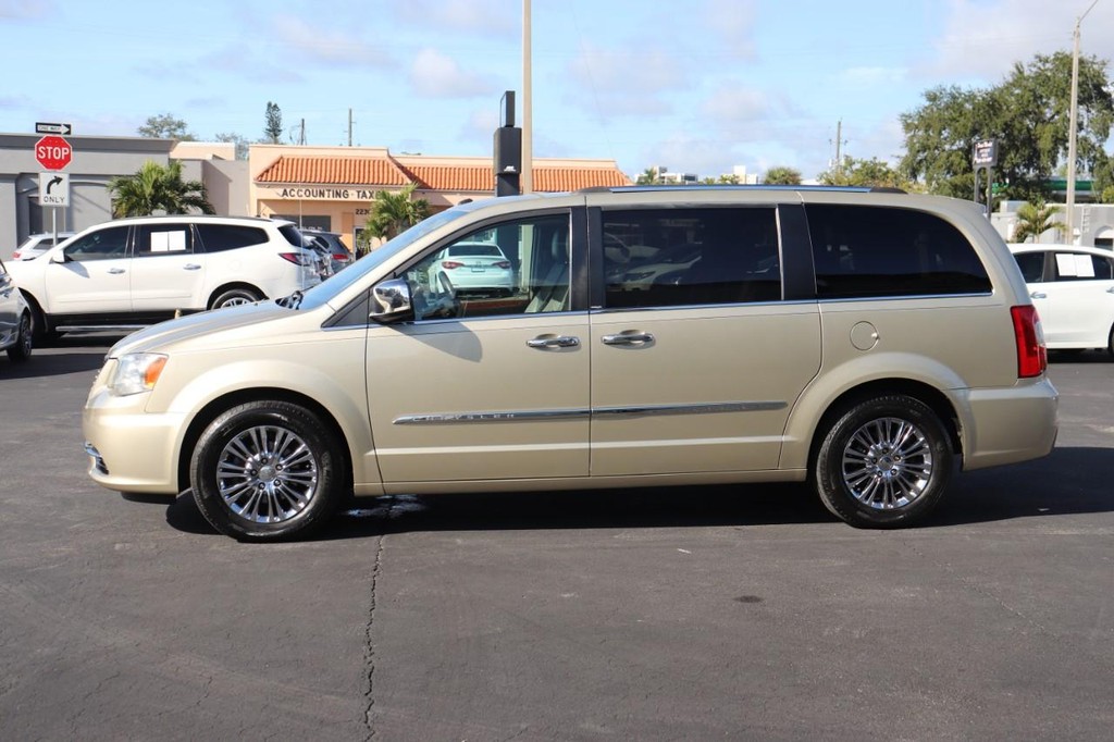 Chrysler Town & Country Vehicle Full-screen Gallery Image 04