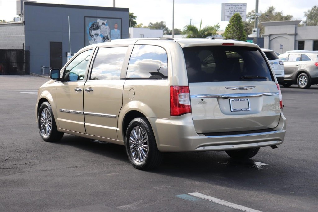 Chrysler Town & Country Vehicle Full-screen Gallery Image 06