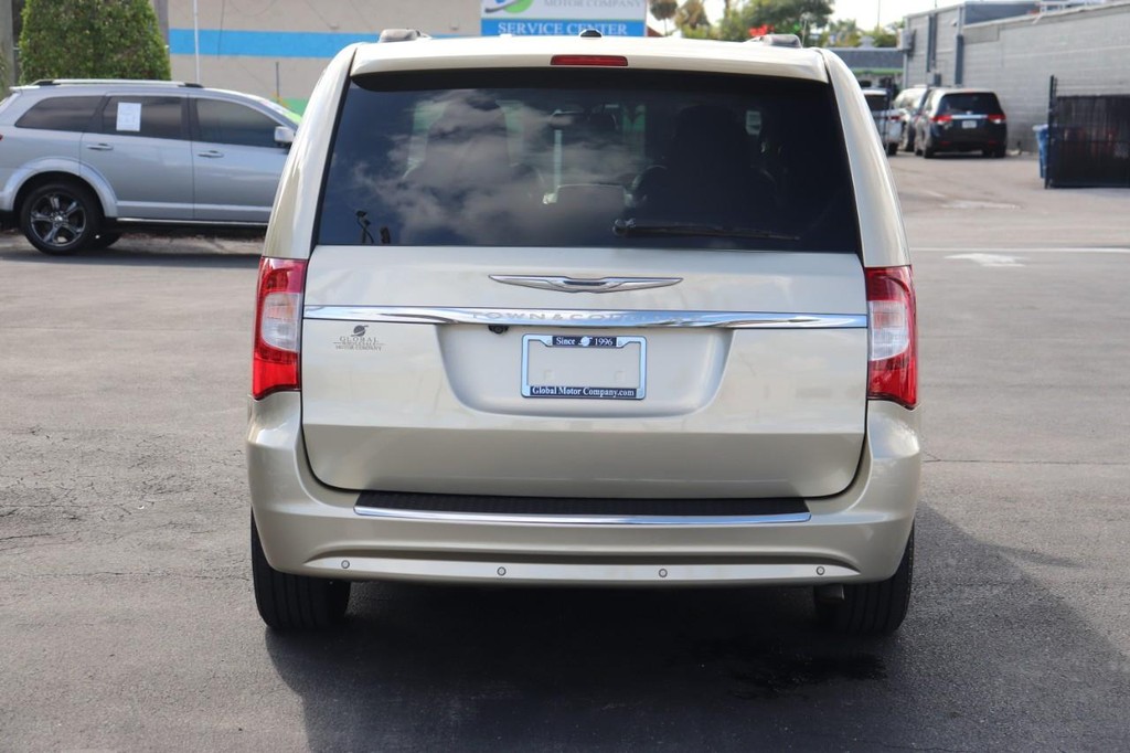 Chrysler Town & Country Vehicle Full-screen Gallery Image 07