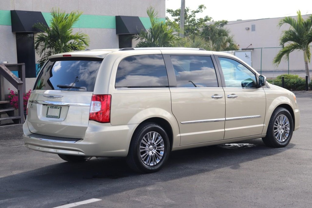 Chrysler Town & Country Vehicle Full-screen Gallery Image 08