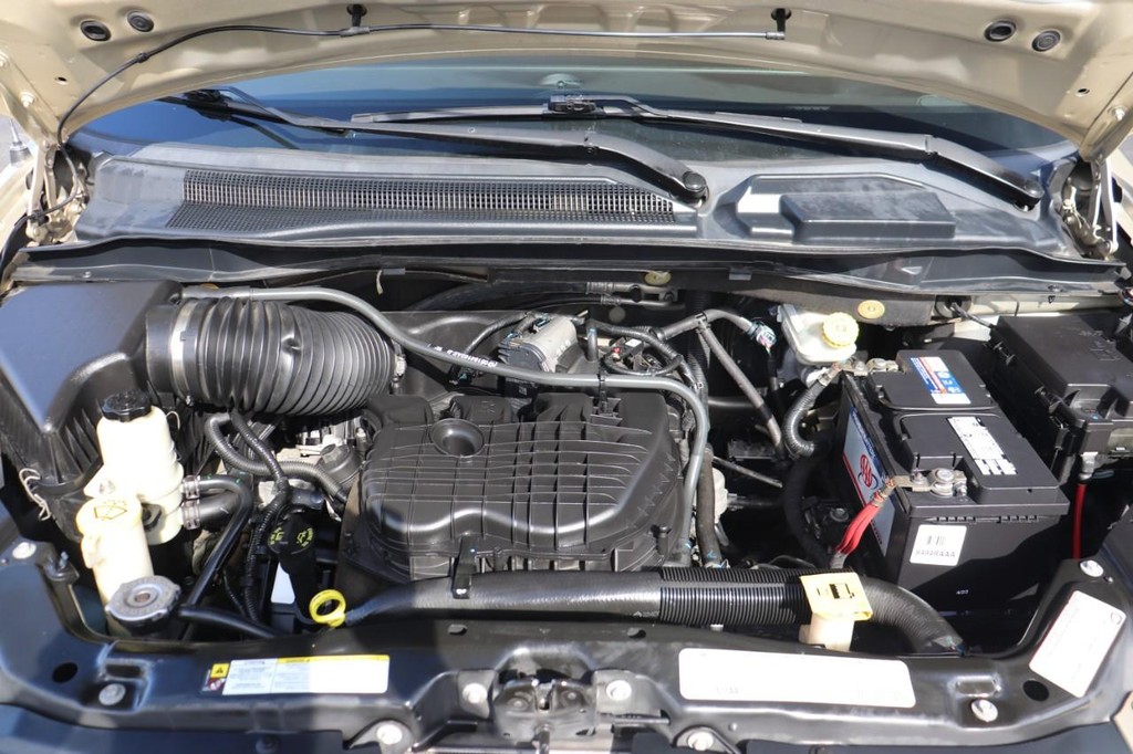 Chrysler Town & Country Vehicle Full-screen Gallery Image 10