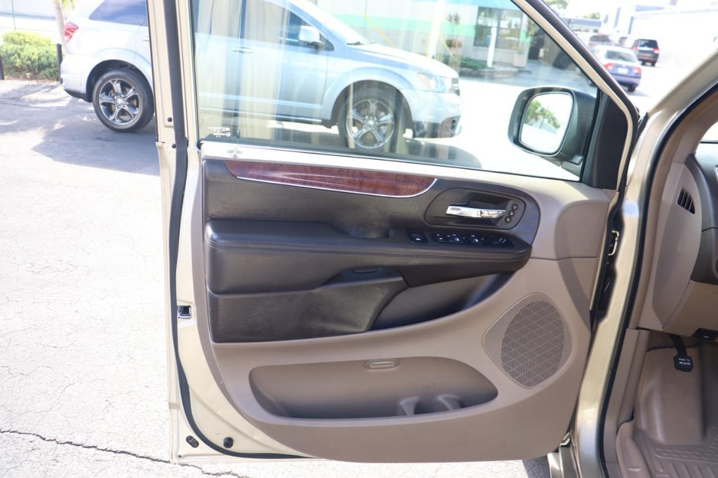 Chrysler Town & Country Vehicle Full-screen Gallery Image 11