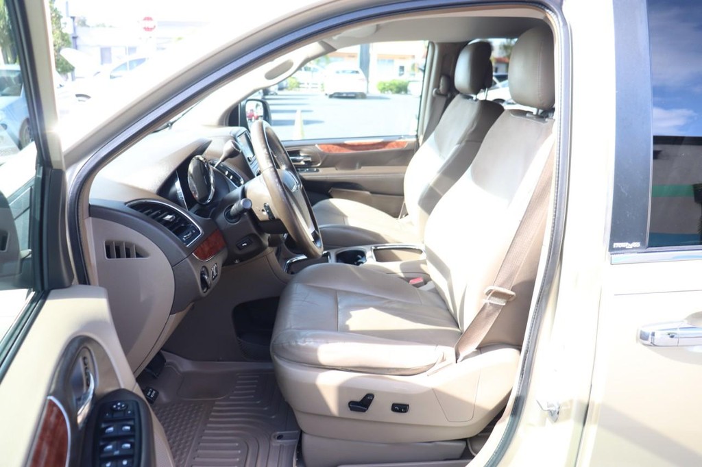 Chrysler Town & Country Vehicle Full-screen Gallery Image 12