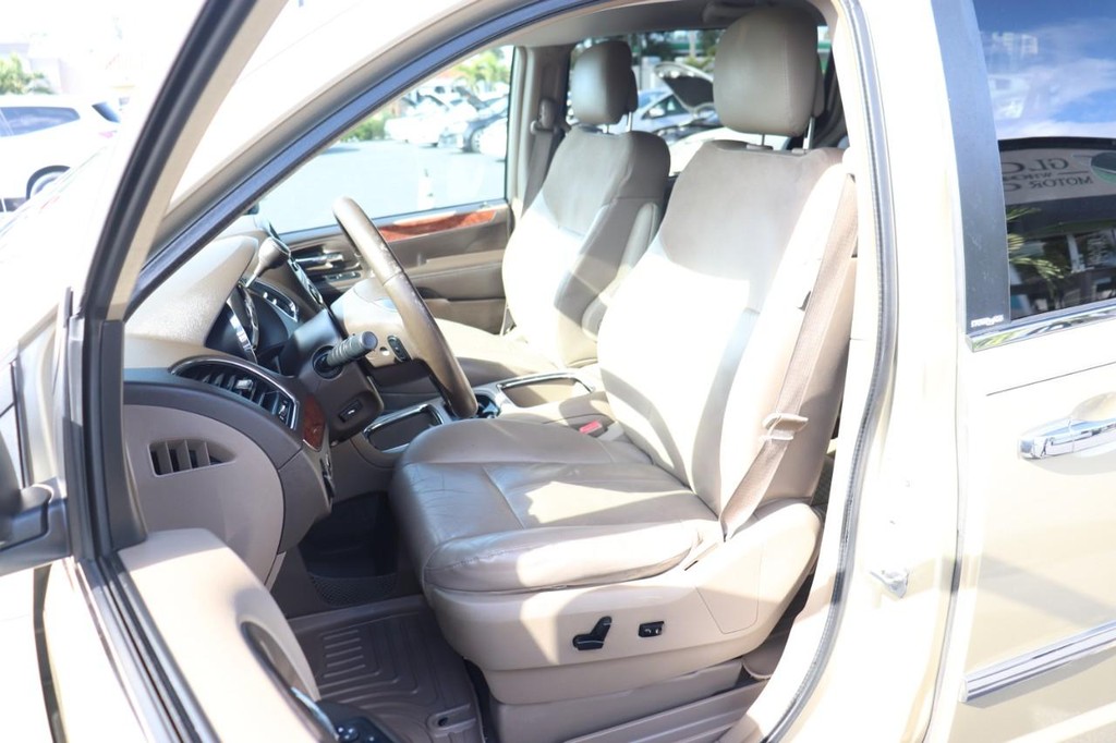 Chrysler Town & Country Vehicle Full-screen Gallery Image 13