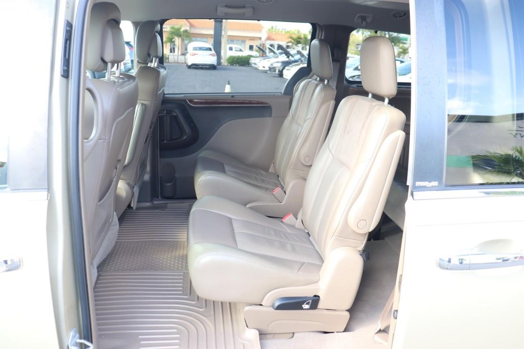 Chrysler Town & Country Vehicle Full-screen Gallery Image 14