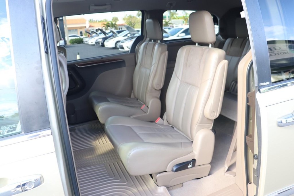 Chrysler Town & Country Vehicle Full-screen Gallery Image 15