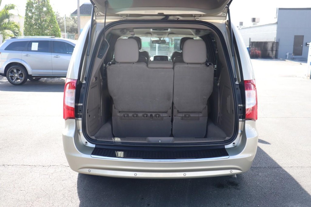 Chrysler Town & Country Vehicle Full-screen Gallery Image 16