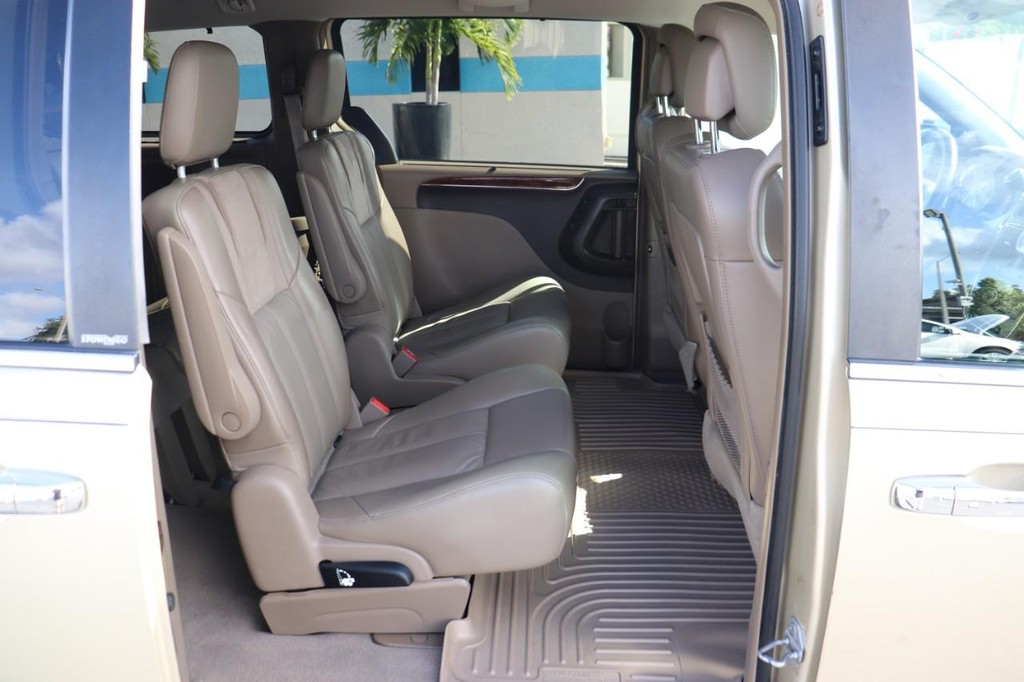Chrysler Town & Country Vehicle Full-screen Gallery Image 17