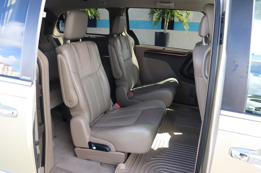 Chrysler Town & Country Vehicle Full-screen Gallery Image 18