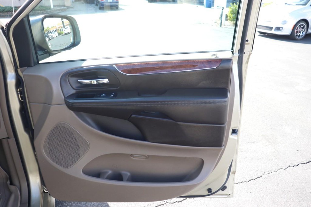 Chrysler Town & Country Vehicle Full-screen Gallery Image 19