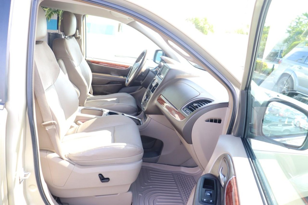 Chrysler Town & Country Vehicle Full-screen Gallery Image 20