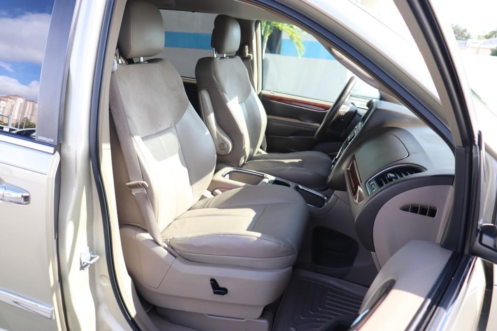 Chrysler Town & Country Vehicle Full-screen Gallery Image 21