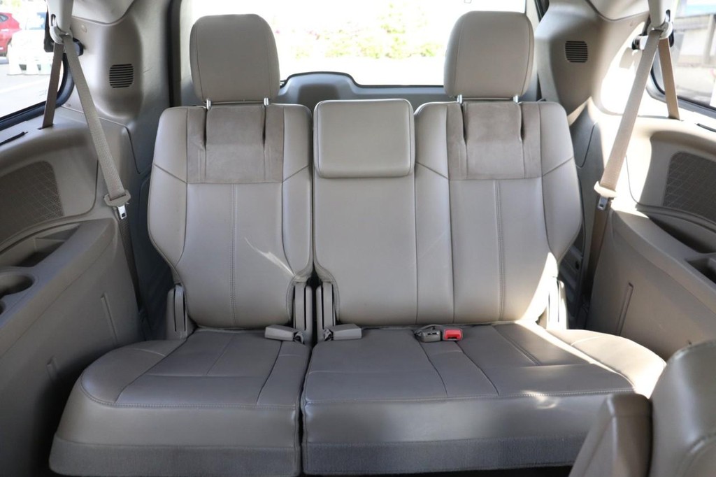 Chrysler Town & Country Vehicle Full-screen Gallery Image 22