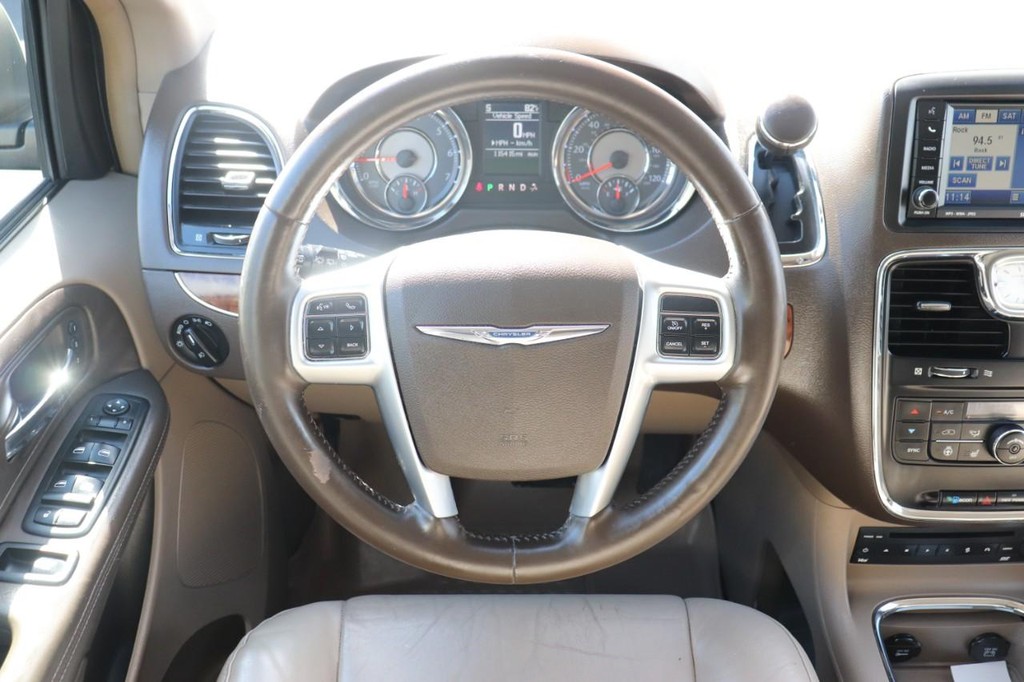 Chrysler Town & Country Vehicle Full-screen Gallery Image 23