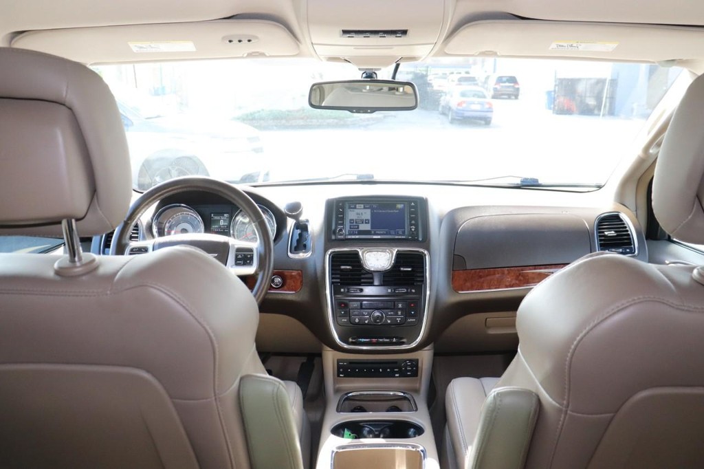 Chrysler Town & Country Vehicle Full-screen Gallery Image 24