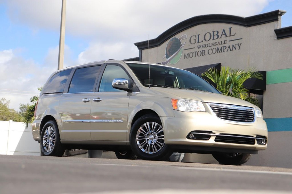 Chrysler Town & Country Vehicle Full-screen Gallery Image 25