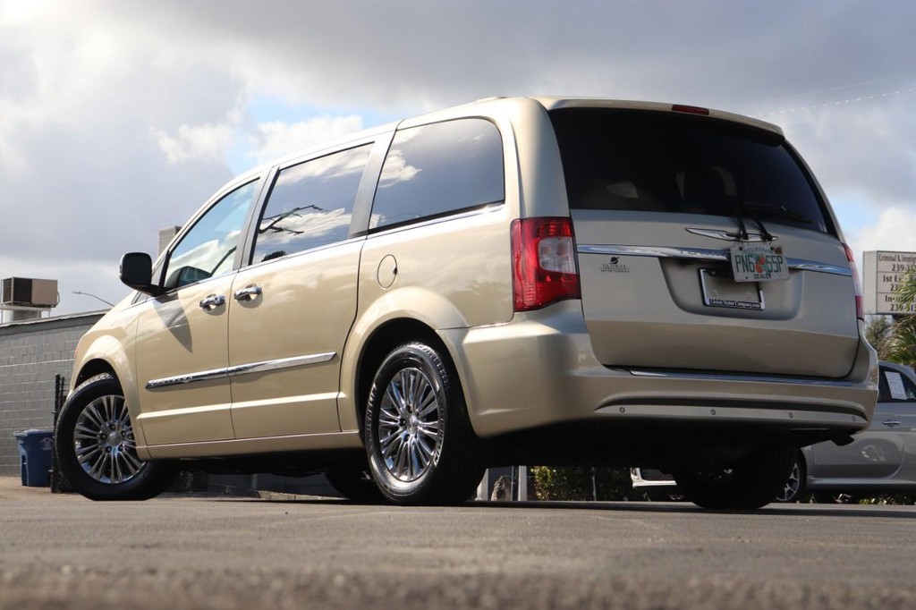 Chrysler Town & Country Vehicle Full-screen Gallery Image 26