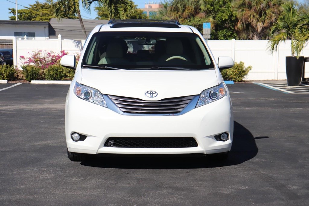 Toyota Sienna Vehicle Full-screen Gallery Image 02