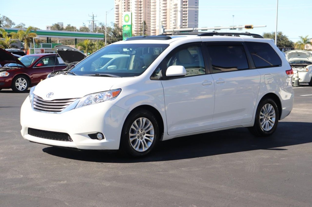 Toyota Sienna Vehicle Full-screen Gallery Image 03