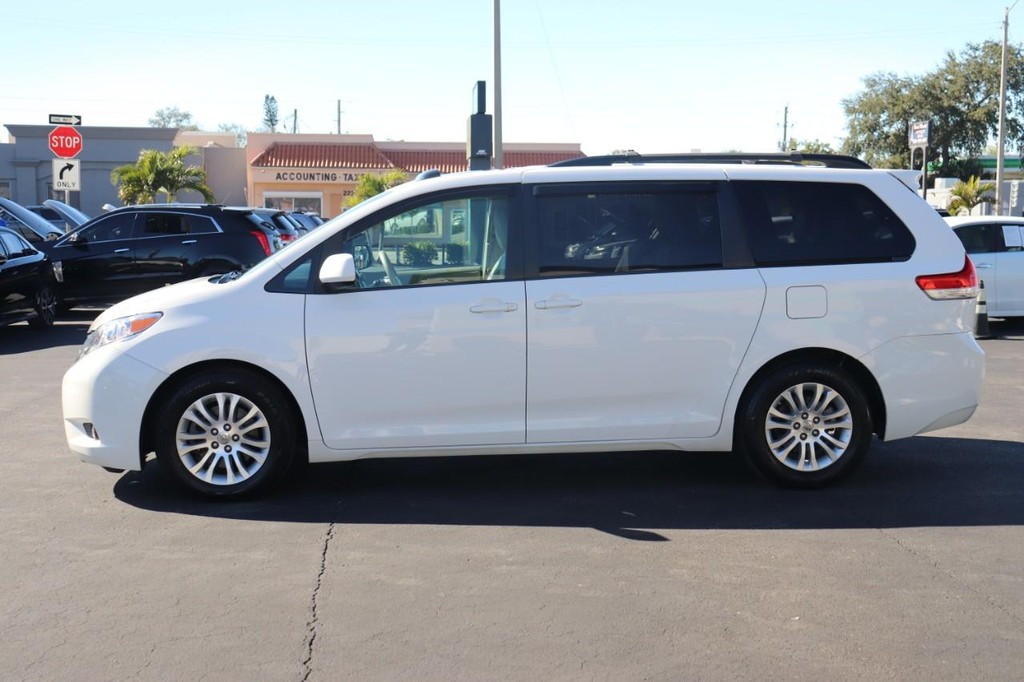 Toyota Sienna Vehicle Full-screen Gallery Image 04