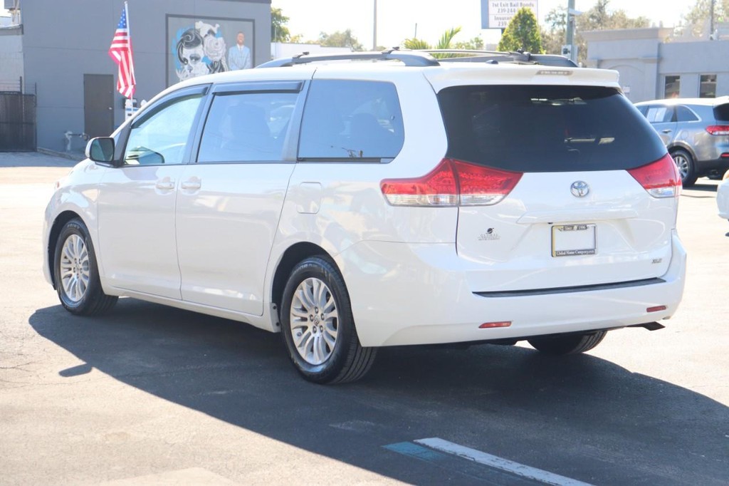 Toyota Sienna Vehicle Full-screen Gallery Image 06