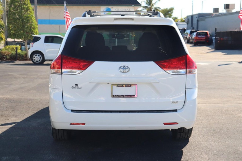 Toyota Sienna Vehicle Full-screen Gallery Image 07