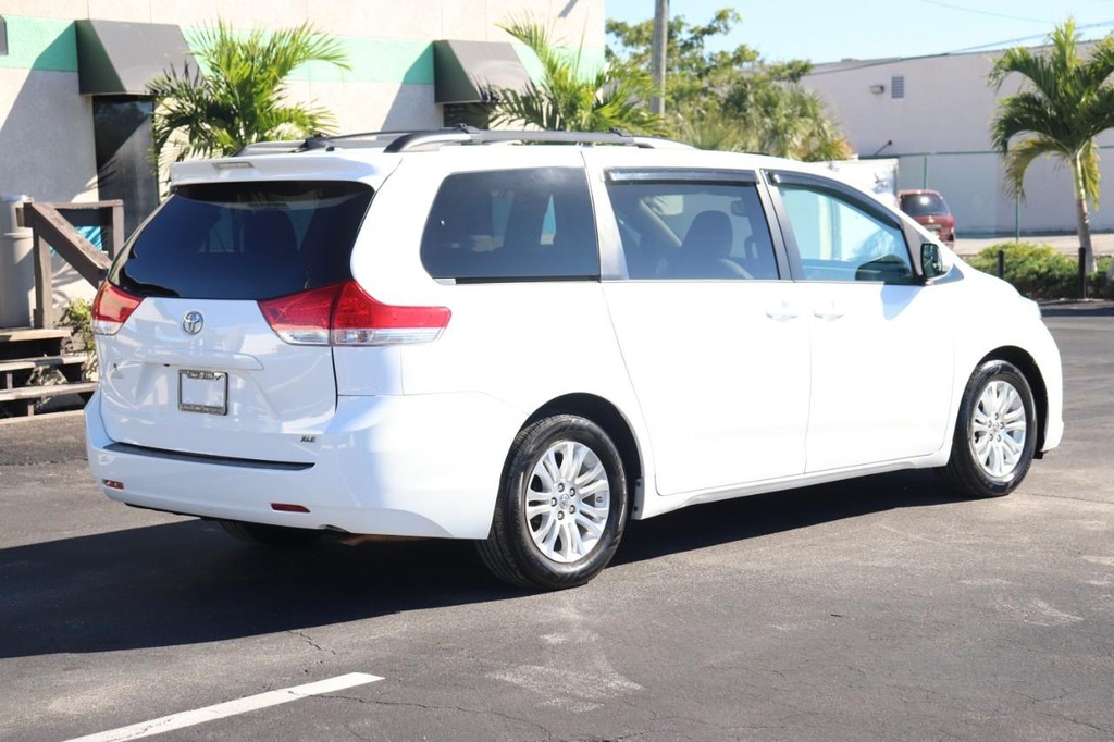Toyota Sienna Vehicle Full-screen Gallery Image 08