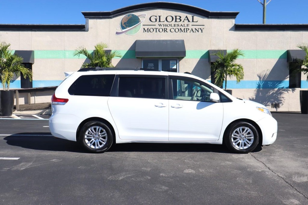 Toyota Sienna Vehicle Full-screen Gallery Image 09