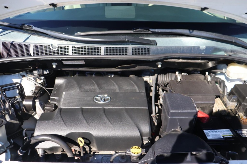 Toyota Sienna Vehicle Full-screen Gallery Image 10
