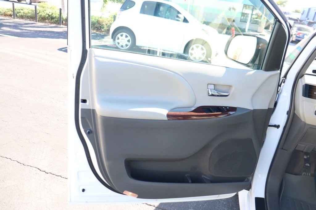 Toyota Sienna Vehicle Full-screen Gallery Image 11