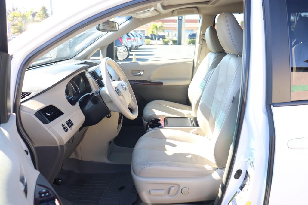 Toyota Sienna Vehicle Full-screen Gallery Image 12