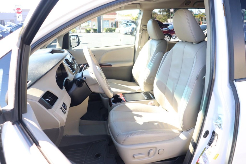 Toyota Sienna Vehicle Full-screen Gallery Image 13