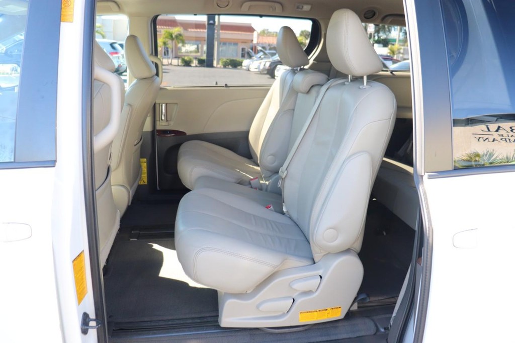 Toyota Sienna Vehicle Full-screen Gallery Image 14