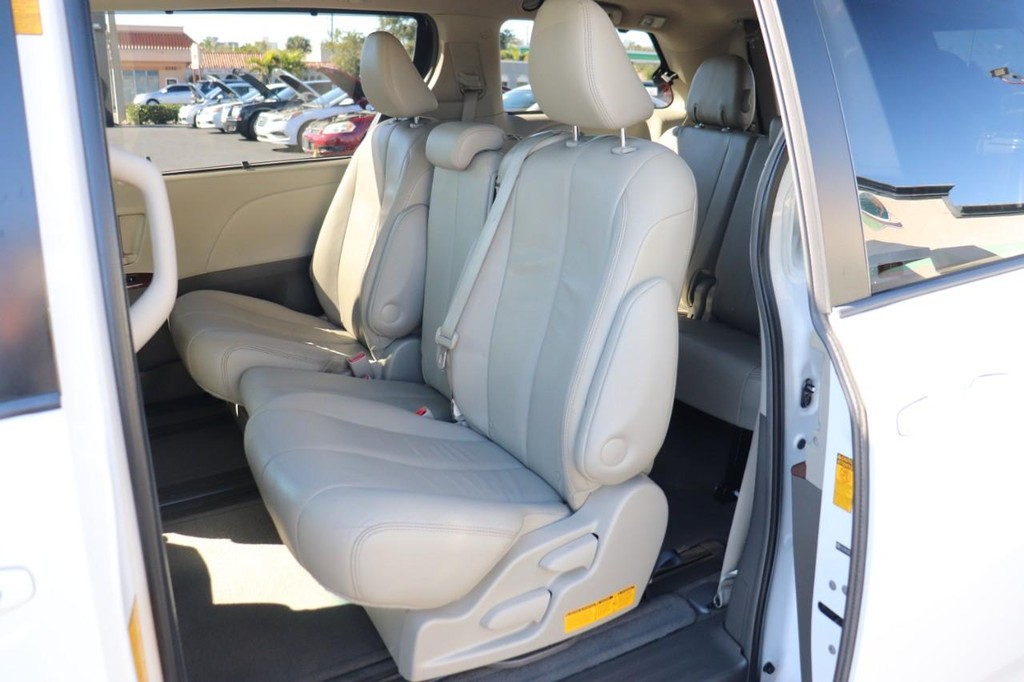 Toyota Sienna Vehicle Full-screen Gallery Image 15