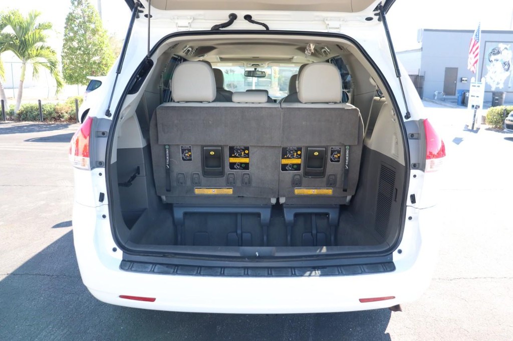Toyota Sienna Vehicle Full-screen Gallery Image 16