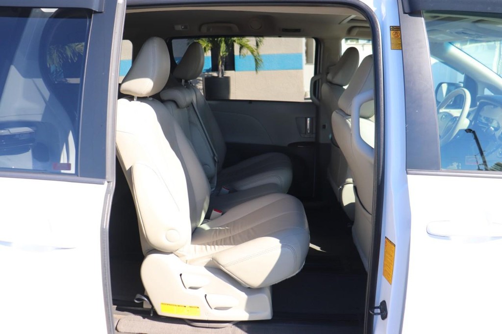 Toyota Sienna Vehicle Full-screen Gallery Image 17