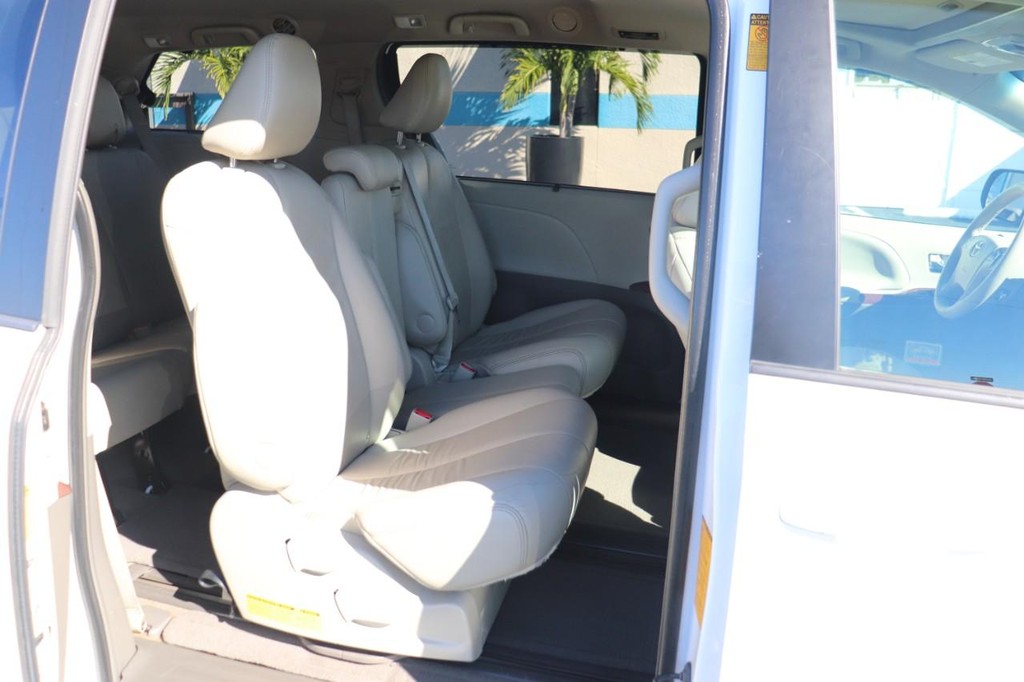 Toyota Sienna Vehicle Full-screen Gallery Image 18