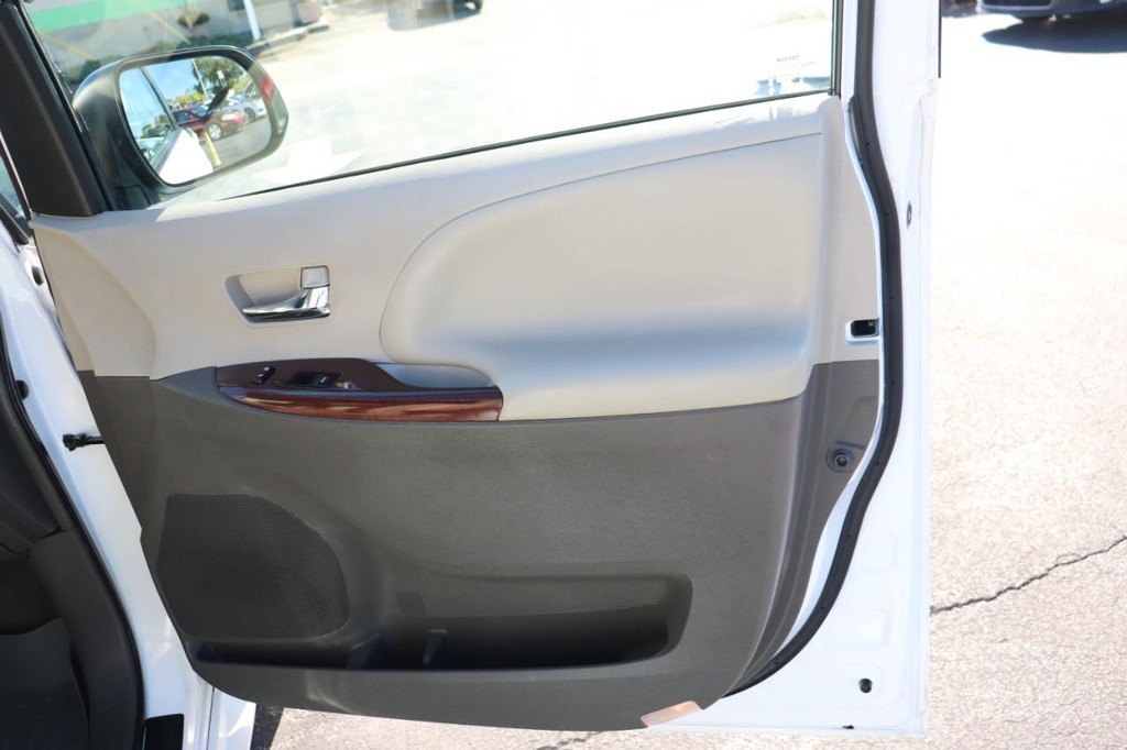 Toyota Sienna Vehicle Full-screen Gallery Image 19