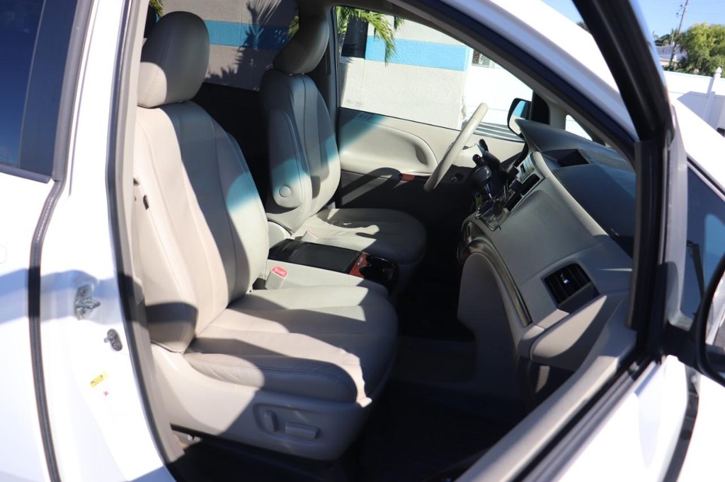 Toyota Sienna Vehicle Full-screen Gallery Image 21