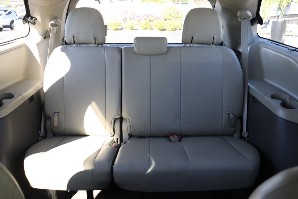 Toyota Sienna Vehicle Full-screen Gallery Image 22