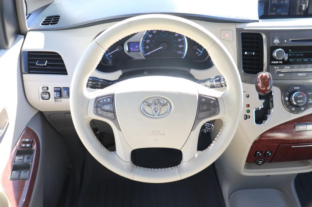 Toyota Sienna Vehicle Full-screen Gallery Image 23