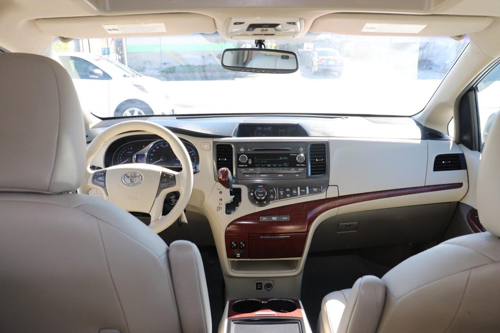 Toyota Sienna Vehicle Full-screen Gallery Image 24