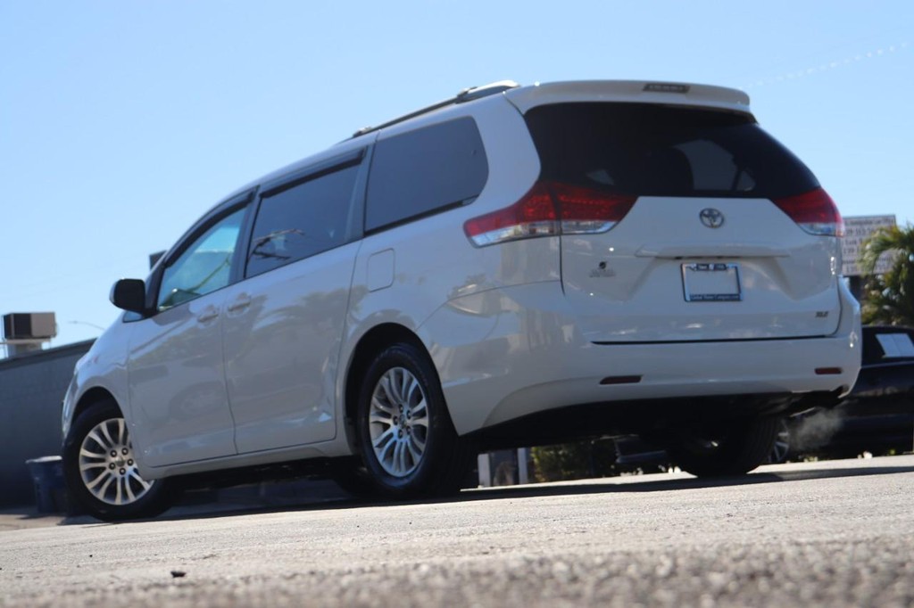 Toyota Sienna Vehicle Full-screen Gallery Image 26