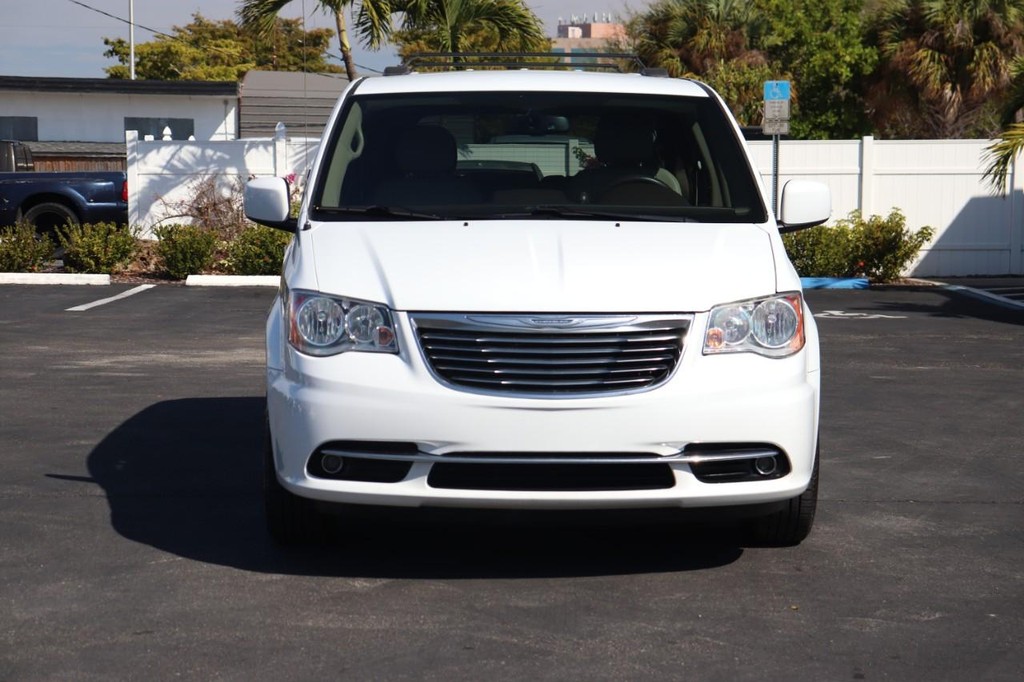 Chrysler Town & Country Vehicle Full-screen Gallery Image 02
